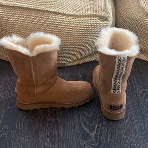Women’s size 6 Uggs, worn once, like new